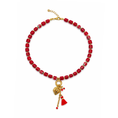 Rode glazen kralenketting dames met gouden aardbei bedel en rood kwastje Ibiza stijl