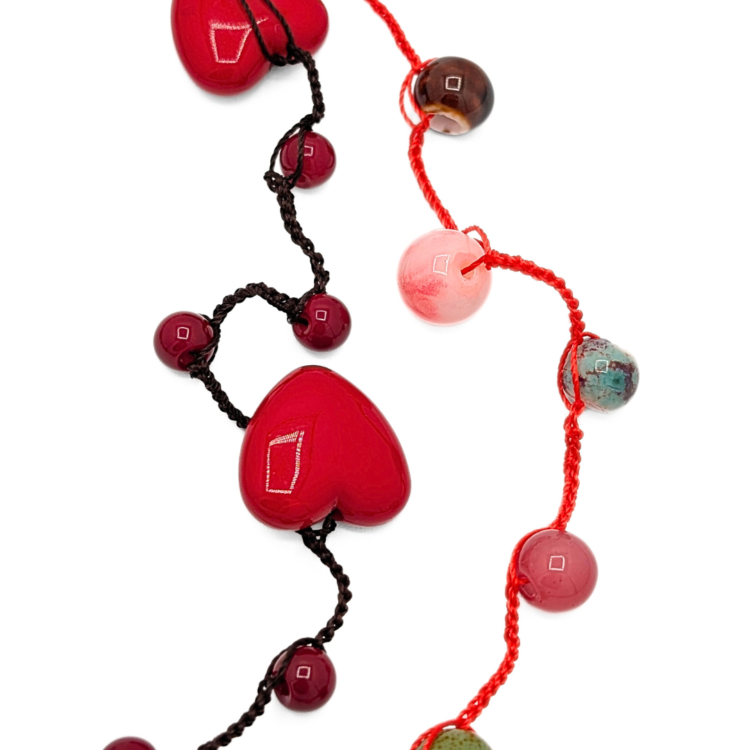 Detail rode hartjes ketting met rope draad en kralen Casa Jadel