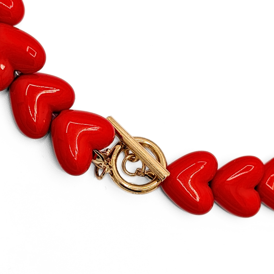 Detail van rode hartjes kralenketting met gouden toggle frontsluiting Ibiza style sieraden Casa Jadel