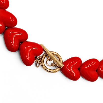 Detail van rode hartjes kralenketting met gouden toggle frontsluiting Ibiza style sieraden Casa Jadel