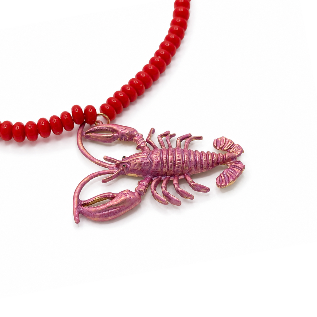 closeup Rode lange kralenketting met roze metallic kreeft bedel van Casa Jadel