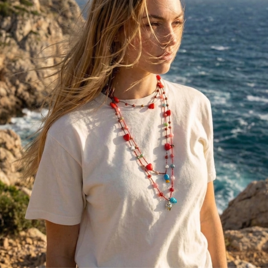 Rode layer ketting gedragen in zomerse Ibiza look dames Casa Jadel