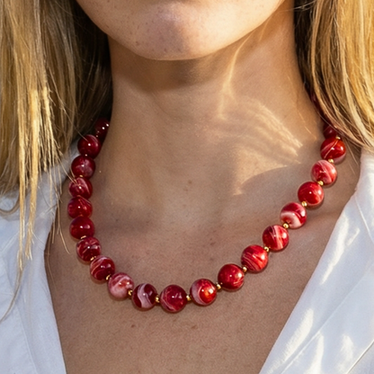 Rode marble kralenketting Juul met grote gemarmerde kralen – opvallende dames ketting van Casa Jadel.
