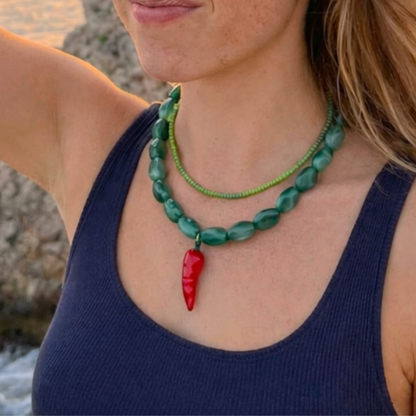 Rode peper bedel gedragen aan groene kralenketting