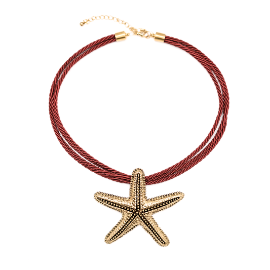 Drie rode touwe kettingen met grote gouden zeester hanger en goudkleurige sluiting