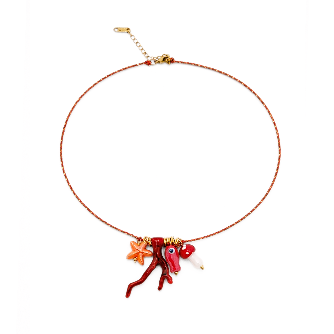 Rode rope ketting met zeester koraal vis en paddenstoel bedels met goudkleurige details van Casa Jadel