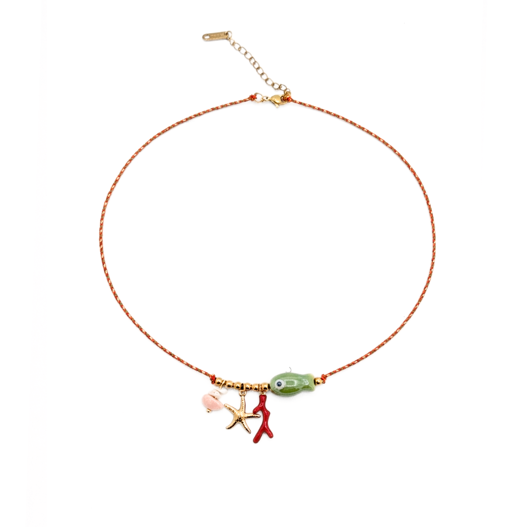 Rode rope ketting met goudkleurige kralen en zee bedels zoals zeester, koraal, vis en schelp van Casa Jadel