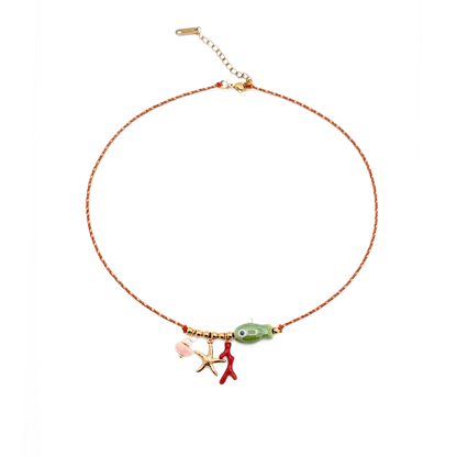 Rode rope ketting met goudkleurige kralen en zee bedels zoals zeester, koraal, vis en schelp van Casa Jadel