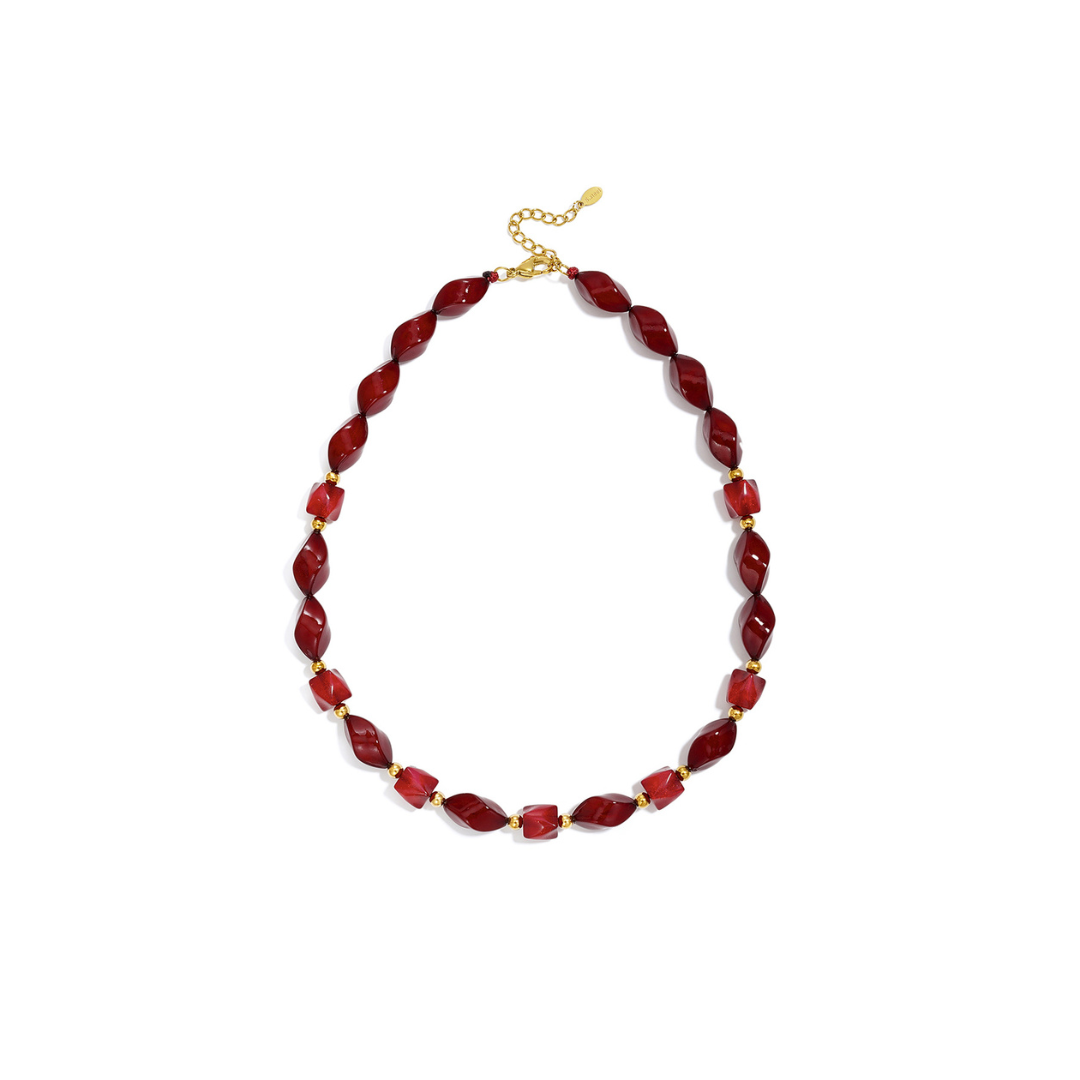 Rode twisted kralenketting met gedraaide kralen en gouden details