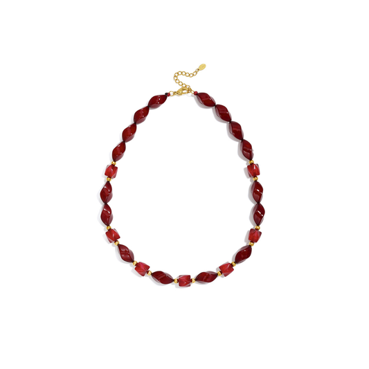 Rode twisted kralenketting met gedraaide kralen en gouden details