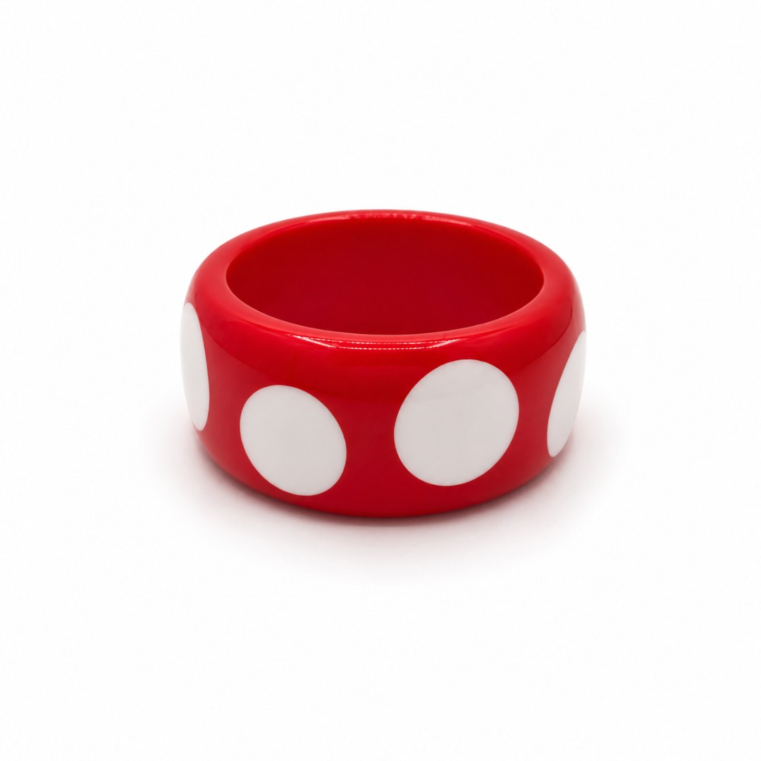 Rode bangle armband met grote witte stippen van resin in retro polka dot stijl van Casa Jadel.