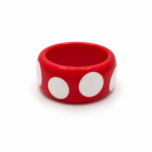 Rode bangle armband met grote witte stippen van resin in retro polka dot stijl van Casa Jadel.