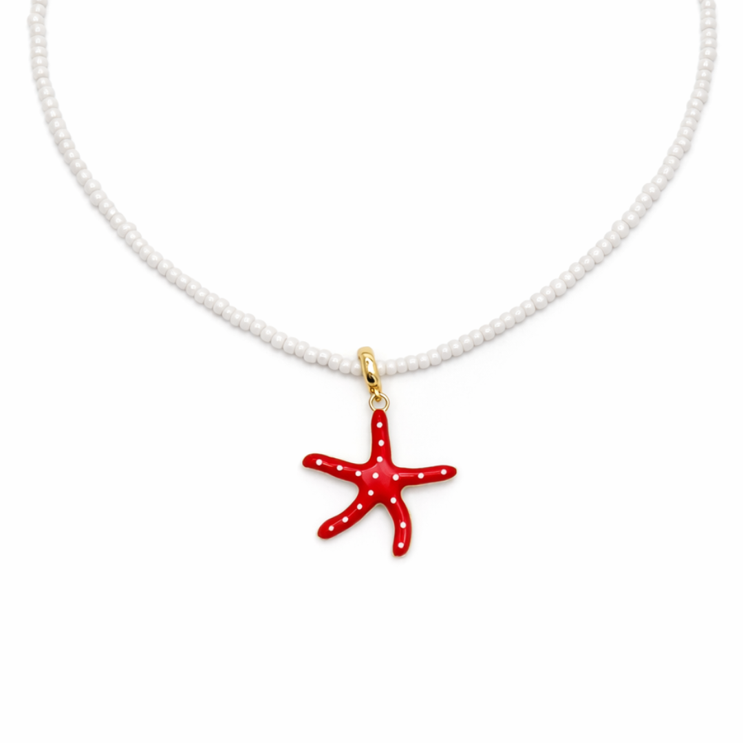 ketting met Handgeschilderde rode zeester bedel met witte stippen en goudkleurige hanger.