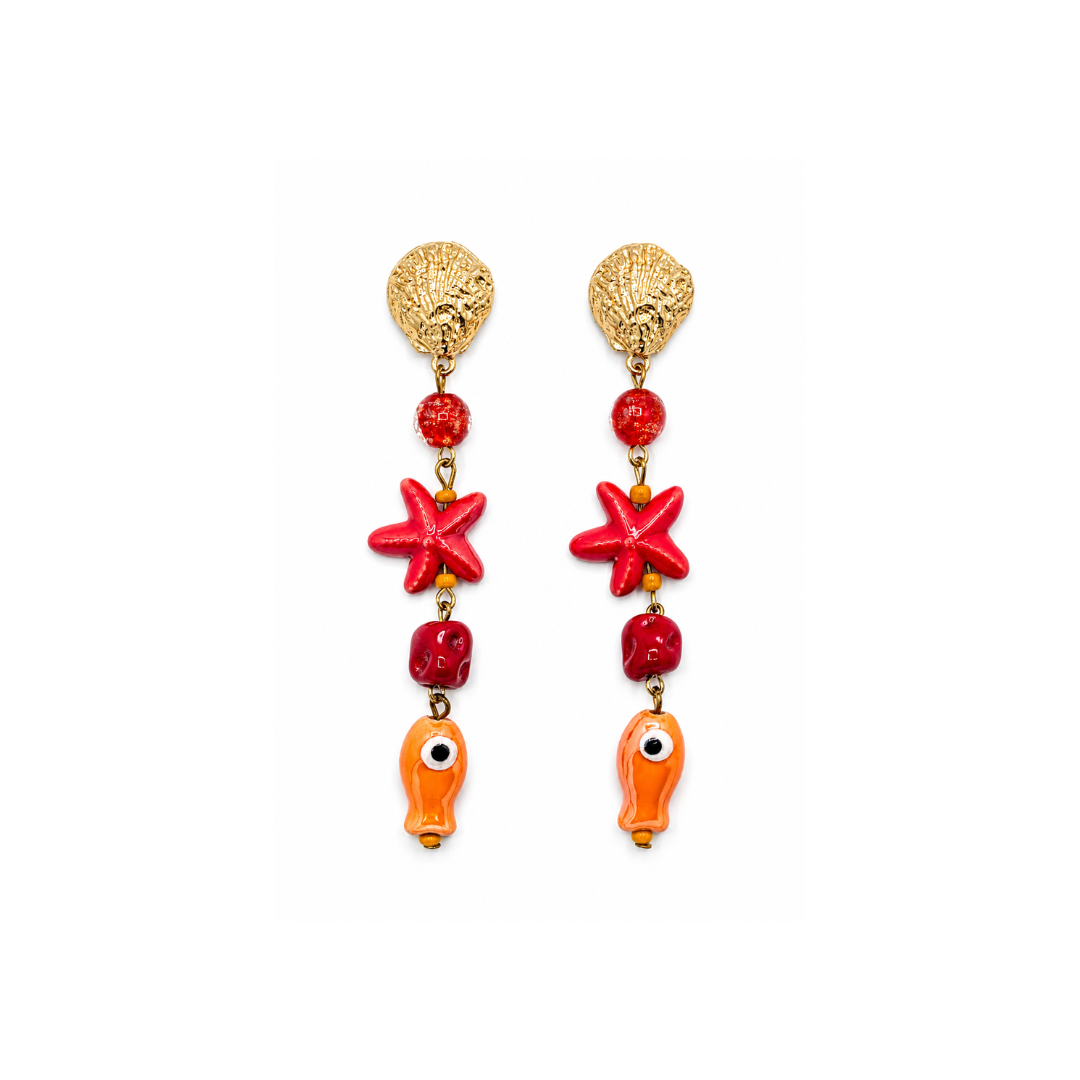 Rood-gouden statement oorbellen Trinket met rode zeester, glazen visbedel en goudkleurige details van Casa Jadel.
