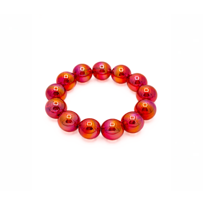 Rood oranje kralenarmband met iriserende glans en grote ronde kralen op lichte achtergrond schuin.