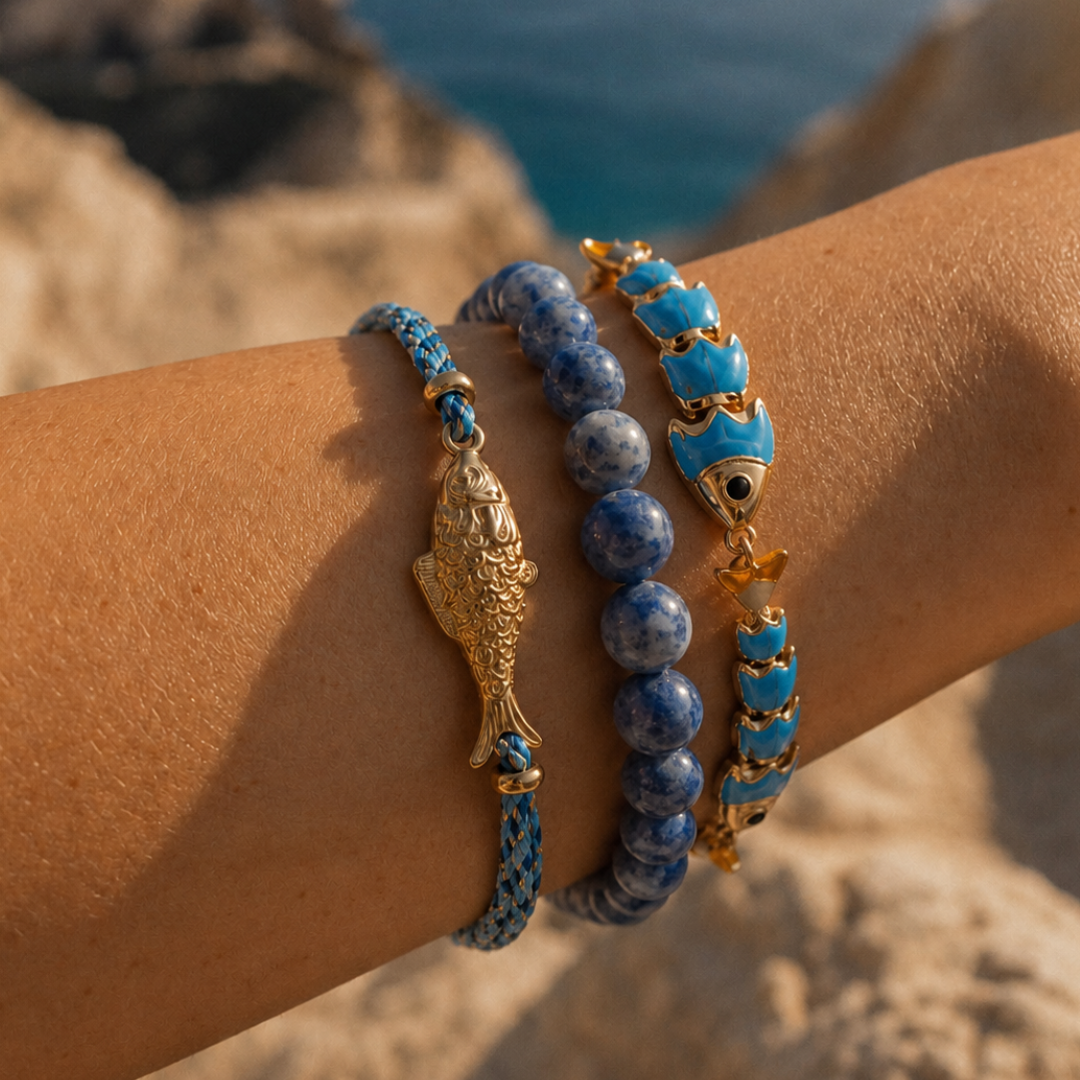 Model draagt kleurrijke rope armbanden met zeedieren bedels van Casa Jadel