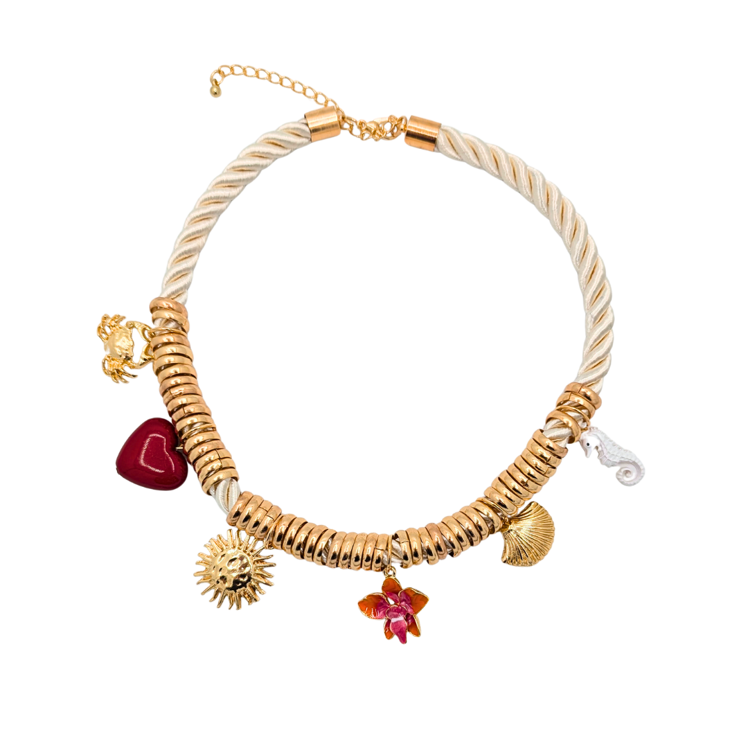 Gedraaide rope ketting met gouden ringen en zee bedels
