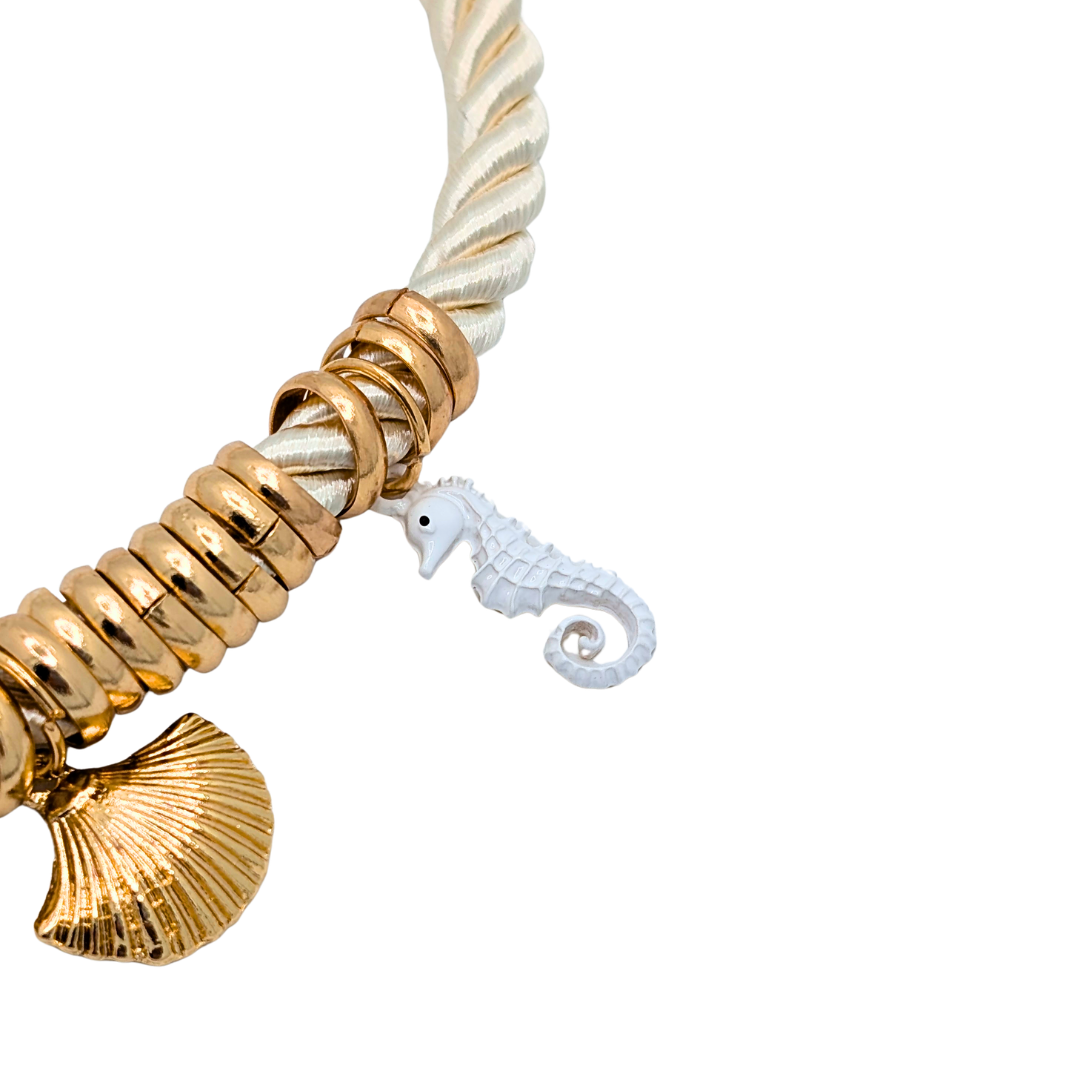 Rope ketting crème koord met zeepaardje, schelp en bloem bedel
