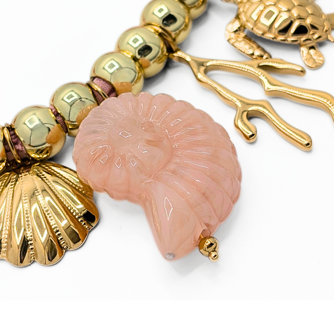 Detail van roze bandana ketting met schelp en koraal bedel Casa Jadel