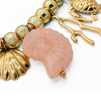 Detail van roze bandana ketting met schelp en koraal bedel Casa Jadel
