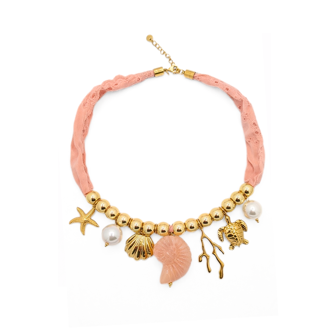 Roze bandana ketting dames met gouden kralen en zee bedels Casa Jadel
