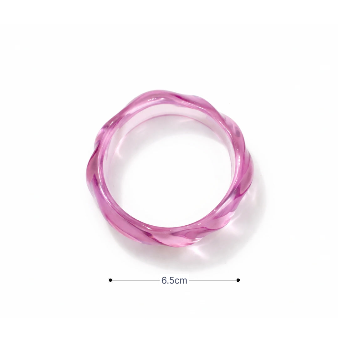 Transparante roze bangle armband met organische vorm en glossy afwerking met afmeting