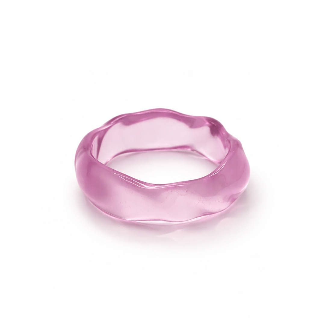 Transparante roze bangle armband met organische vorm en glossy afwerking zijkant