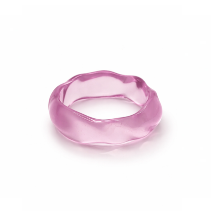 Transparante roze bangle armband met organische vorm en glossy afwerking zijkant