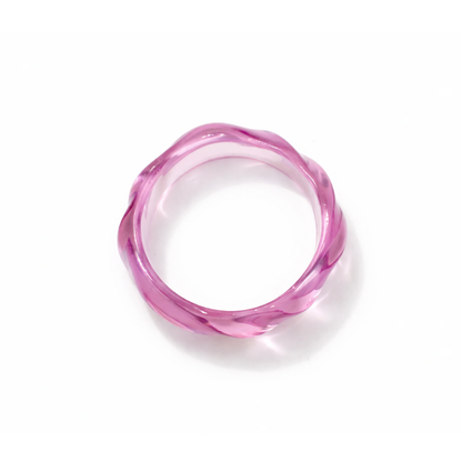Transparante roze bangle armband met organische vorm en glossy afwerking.