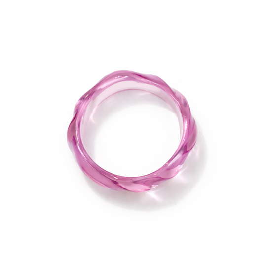 Transparante roze bangle armband met organische vorm en glossy afwerking.