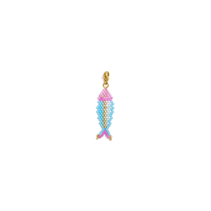 Handgemaakte roze-blauwe vis bedel van glaskraaltjes met witte en goudkleurige details en een goudkleurige karabijnsluiting van Casa Jadel op een witte achtergrond.
