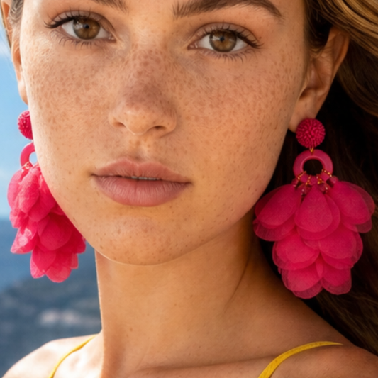 Roze bohemian statement oorbellen dames met volumineuze stof Casa Jadel gedragen door model.