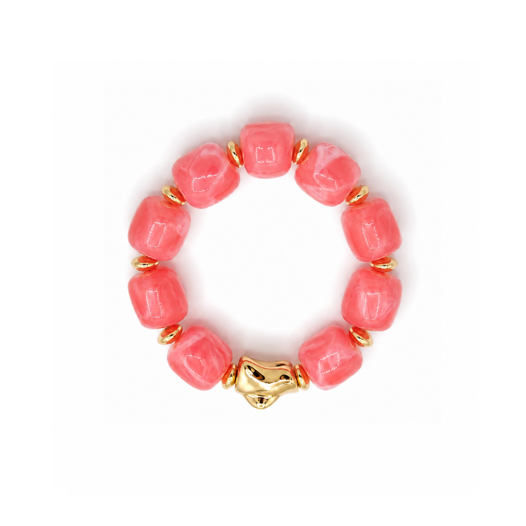 Roze chunky kralenarmband met gemarmerde kralen en organische gouden kraal