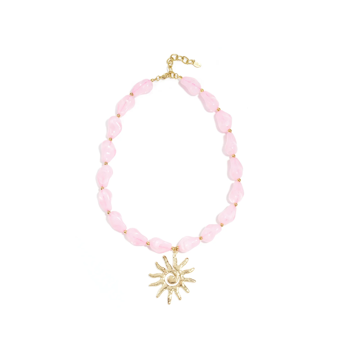 Roze chunky kralenketting met grote goudkleurige zon bedel en goudkleurige details