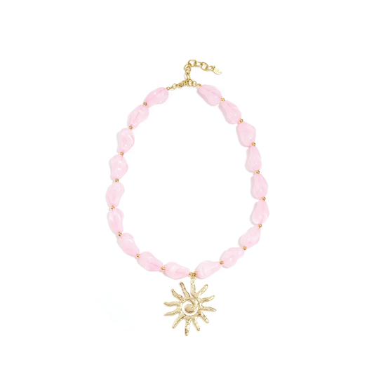 Roze chunky kralenketting met grote goudkleurige zon bedel en goudkleurige details