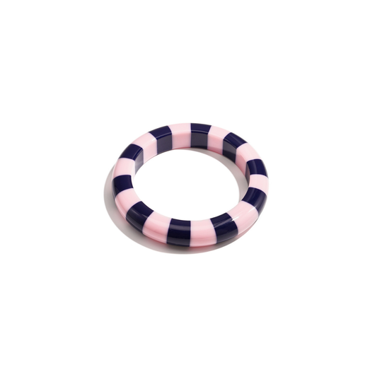 Roze-donkerblauwe gestreepte bangle armband met glossy afwerking van Casa Jadel.