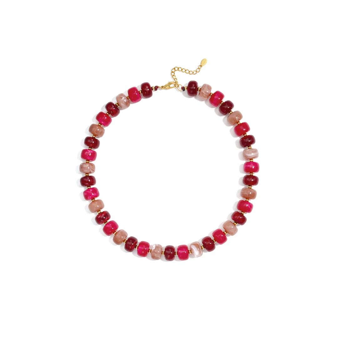 Roze fuchsia burgundy chunky kralenketting Faye met glanzende licht afgeplatte kralen in babyroze, felroze en donkerrood, gouden tussenkralen en een verstelbare gouden sluiting.
