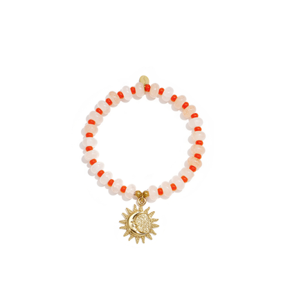 Roze glazen kralenarmband met neonoranje glaskralen en gouden zon- en maanbedel.
