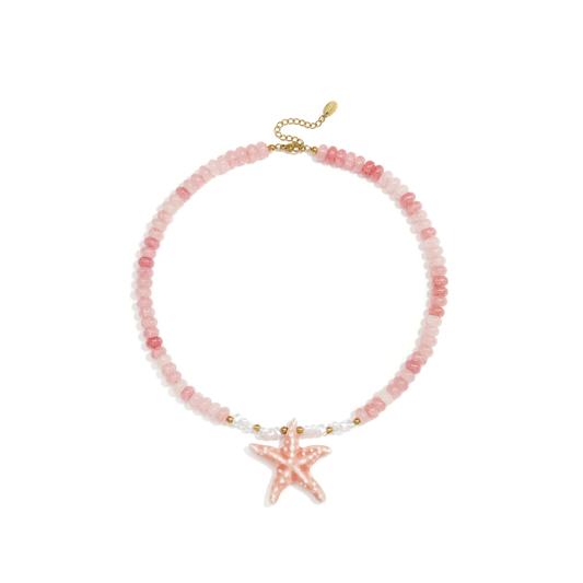 Roze glazen kralenketting met grote roze statement zeester en goudkleurige details van Casa Jadel.