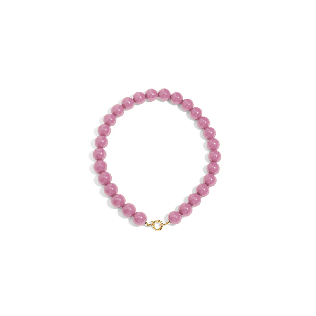 Roze grote kralenketting met goudkleurig boeislot voor dames.