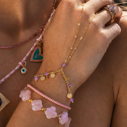 Roze handchain set met gouden handchain en roze armbanden van Casa Jadel gedragen