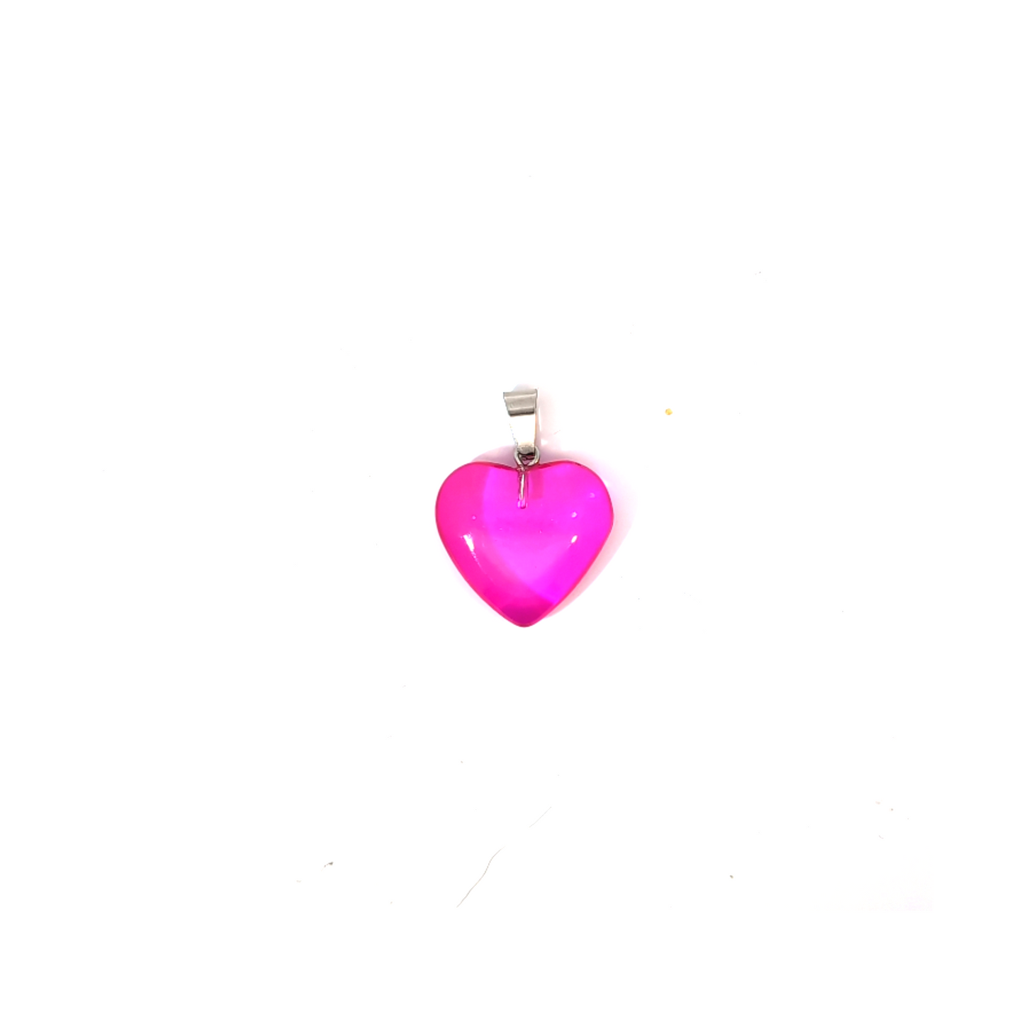 Roze hartje bedel met zilverkleurige details los op witte achtergrond

