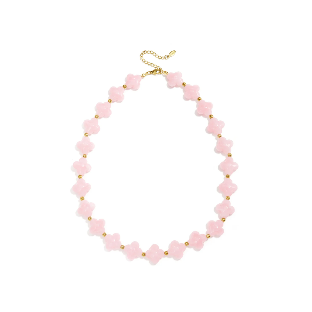 Roze klavertjes kralenketting met gouden details en zachte pastel uitstraling