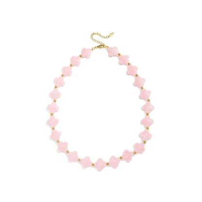 Roze klavertjes kralenketting met gouden details en zachte pastel uitstraling