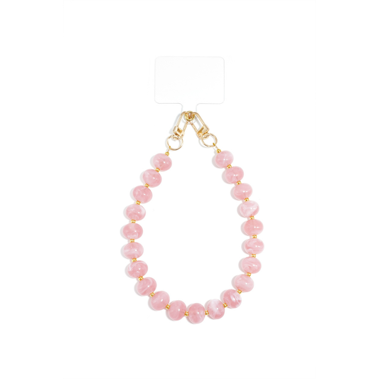 Roze kralen telefoonkoord met ronde glanzende kralen en goudkleurige clip op witte achtergrond.