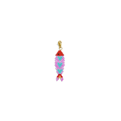 Handgemaakte roze kralen vis bedel met turquoise hartjes, rode accenten en goudkleurige karabijnsluiting van Casa Jadel.