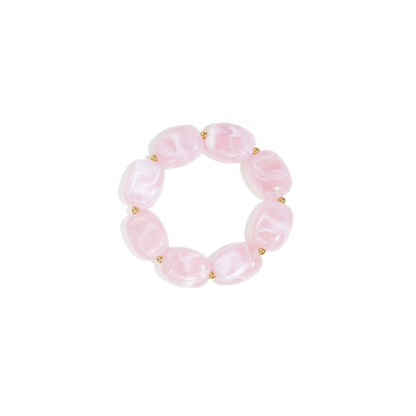 Roze kralenarmband met marmerlook en gouden tussenkralen op witte achtergrond