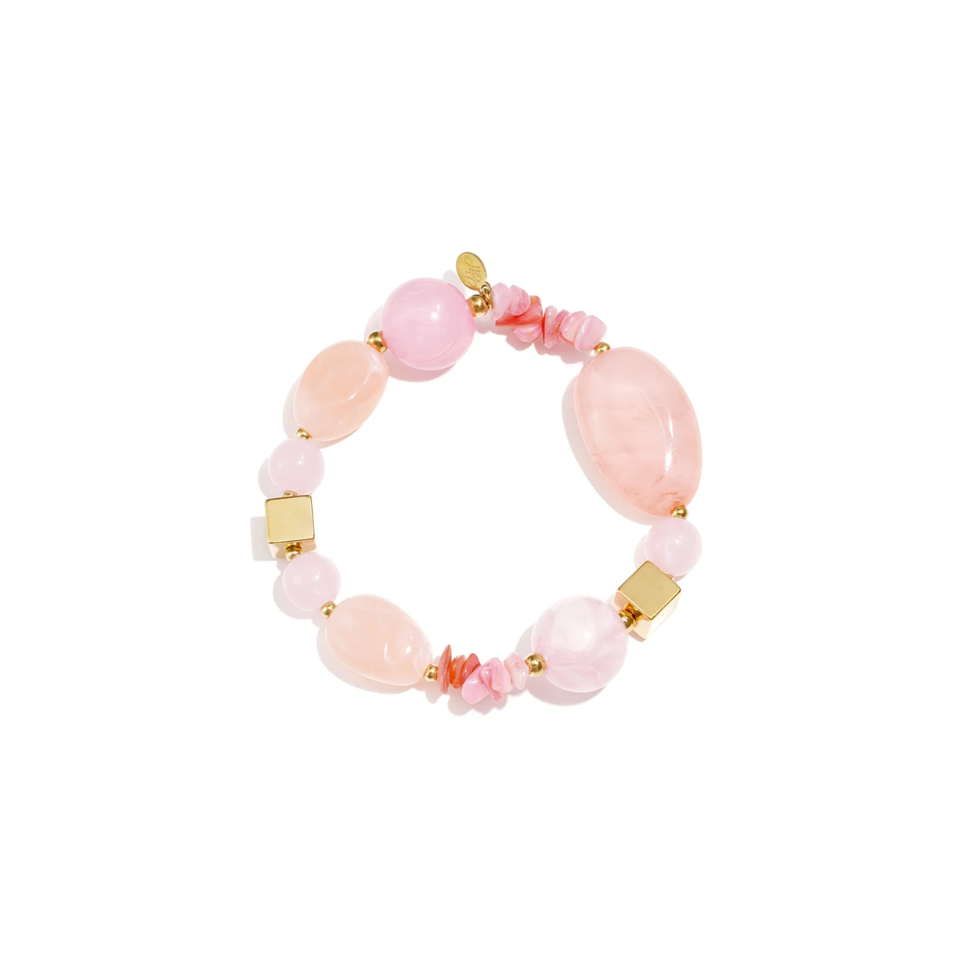 Roze kralenarmband met lichtroze kralen, roze natuursteen chips en goudkleurige details