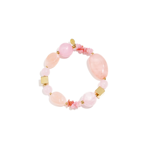 Roze kralenarmband met lichtroze kralen, roze natuursteen chips en goudkleurige details