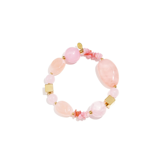 Roze kralenarmband met lichtroze kralen, roze natuursteen chips en goudkleurige details